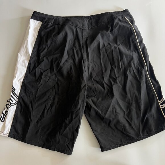 Mens 38 Tapout MMA Board Shorts Black and White y2k - Picture 5 of 7